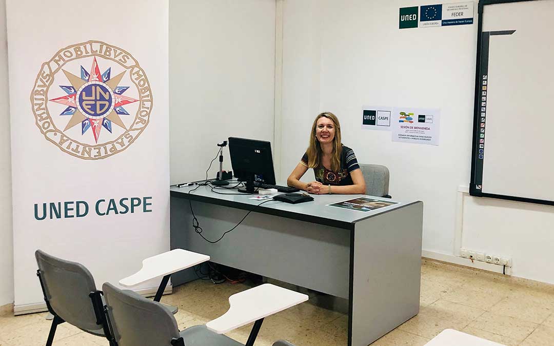 Merche Catalán, secretaria de UNED Caspe, en una de las aulas AVIP del centro.