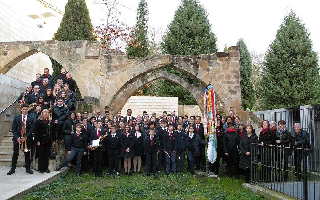 Foto de familia de la banda de la Unión Musical Nuestra Señora de Pueyos./ U.M.