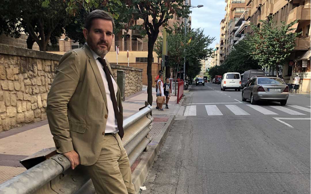 Urquizu, el martes, en la línea de meta, donde quieren crear un paseo de la fama con una baldosa por cada campeonato / L. Castel