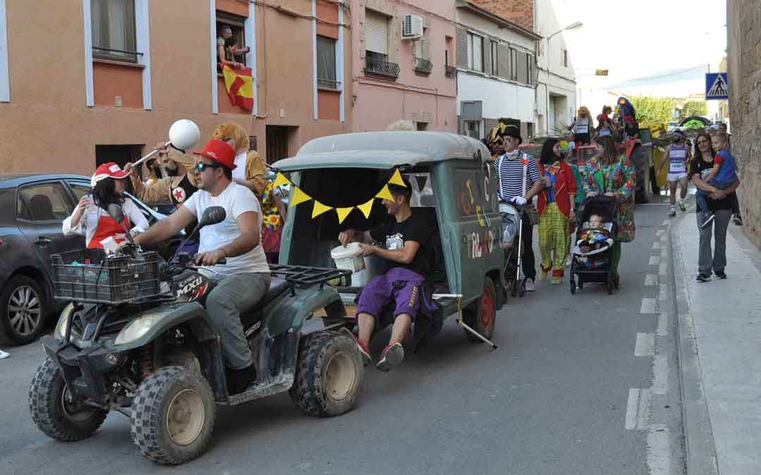 Los valdealgorfanos desfilaron con sus carrozas por las calles del casco urbano