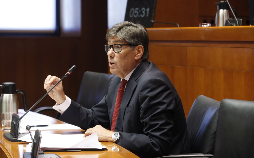 Arturo Aliaga, en la Comisión de Industria de las Cortes donde valoró la implantación de los MINER. / Cortes de Aragón