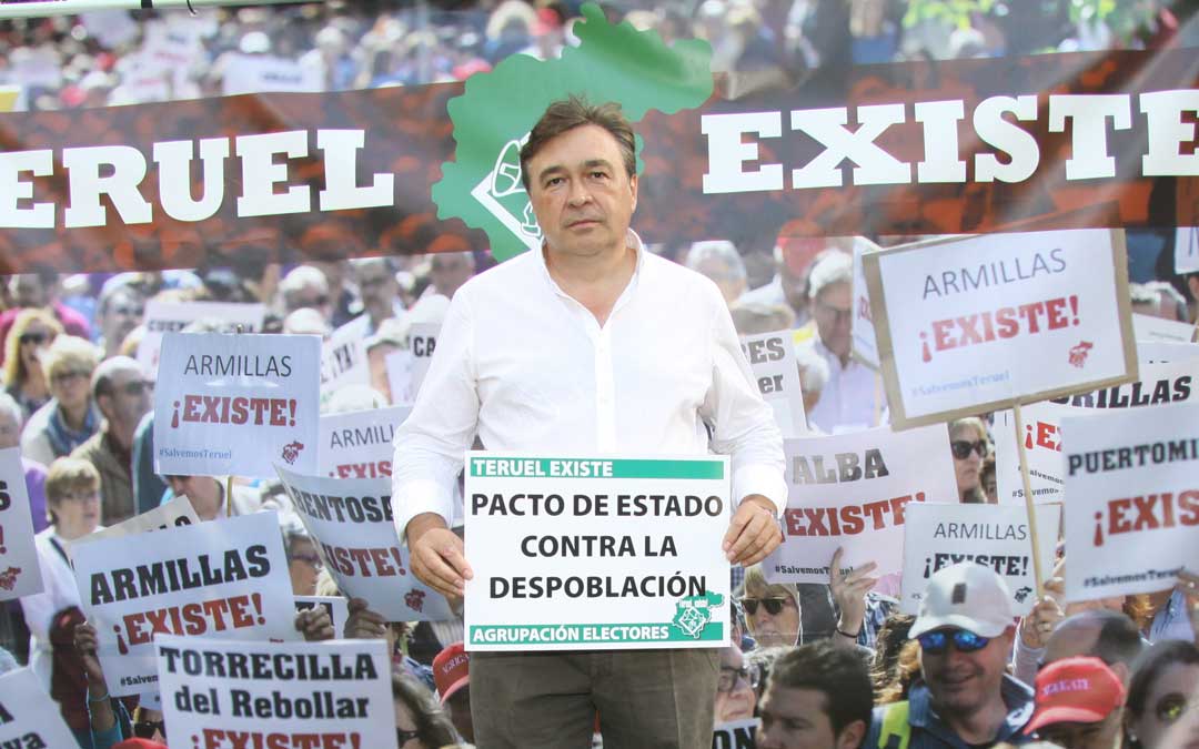 Tomás Guitarte con un cartel con su principal propuesta, un pacto de estado por la despoblación / Teruel Existe