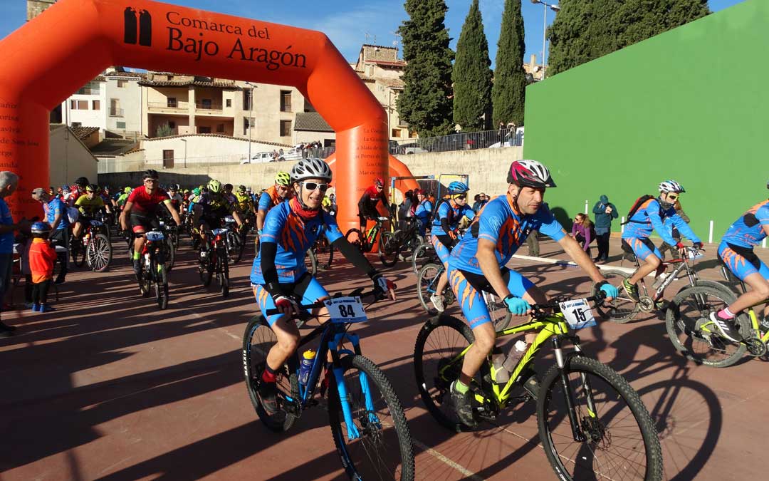 Salida de los participantes en la cicloturista de La Ginebrosa