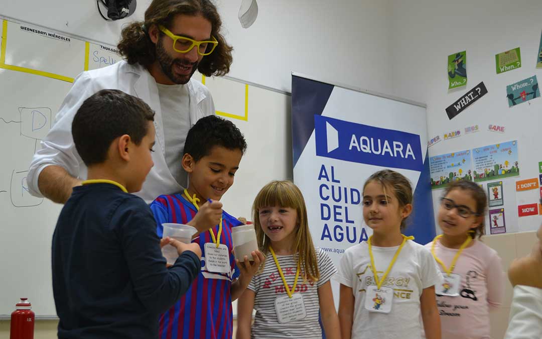 Talles de ACUAES en el Juan Lorenzo Palmireno./ J.Vílchez