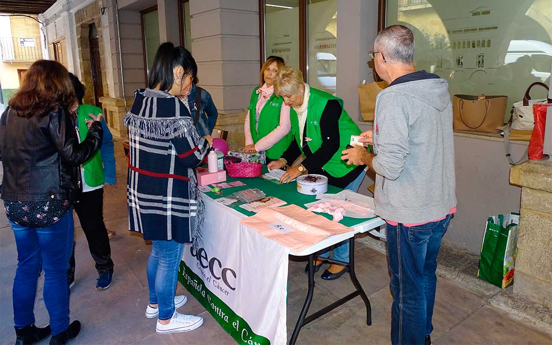 Mesa informativa de AECC./ Ayuntamiento de Alcorisa