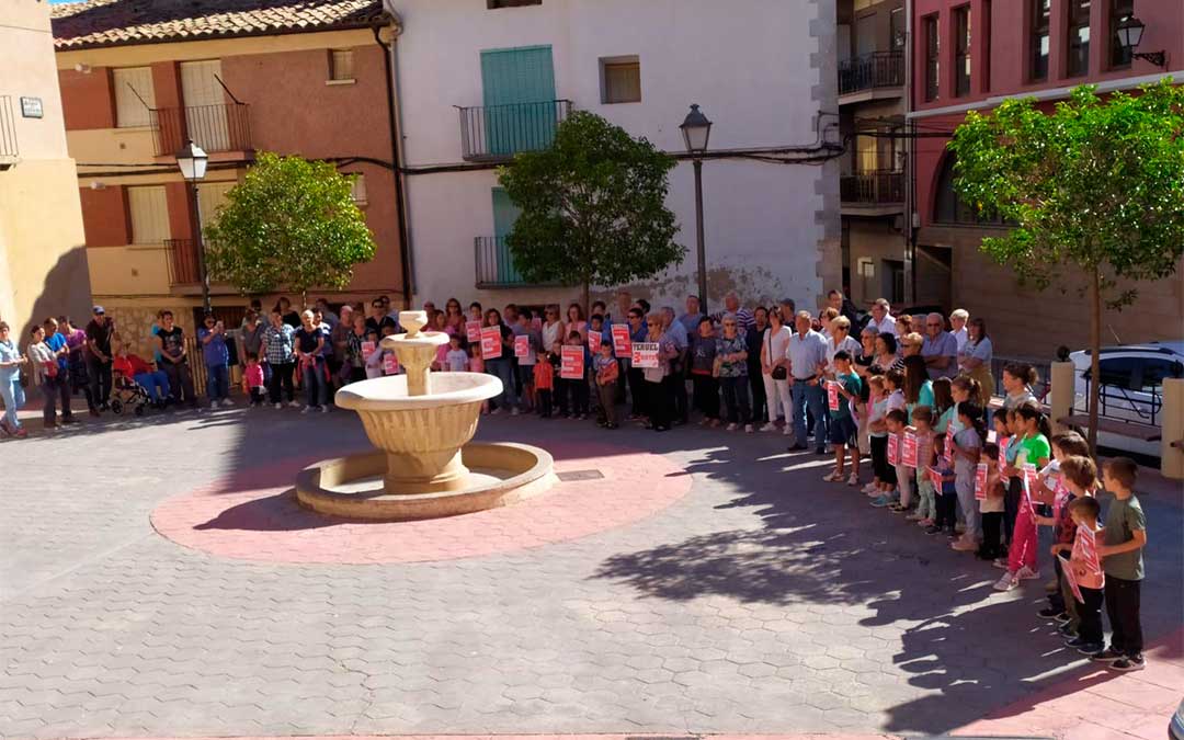 Niños y mayores en Aguaviva, juntos por la España vaciada.