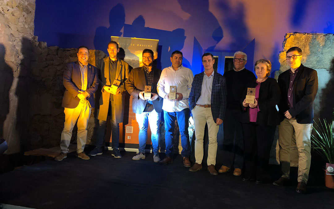 Foto de familia con autoridades y premiados en la II Gala de Turismo Bajo Aragón. / DPT
