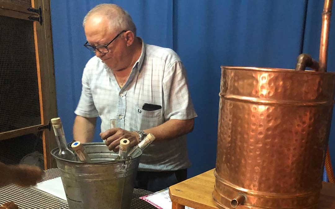 Los casi 60 stands relacionados con el aguardiente y la coctelería tomaron las calles de Prat de Comte.