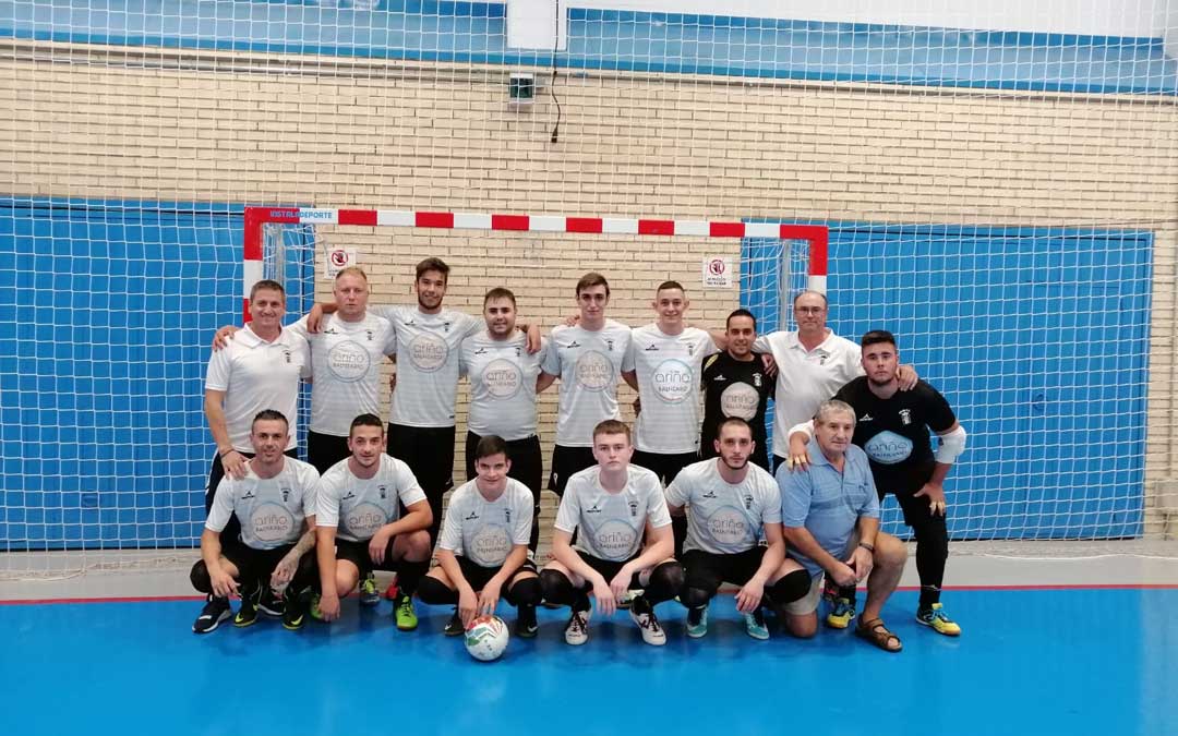 Foto de familia del Ariño Fútbol Sala, club que es fiel al número 02.011. / Ariño FutSal