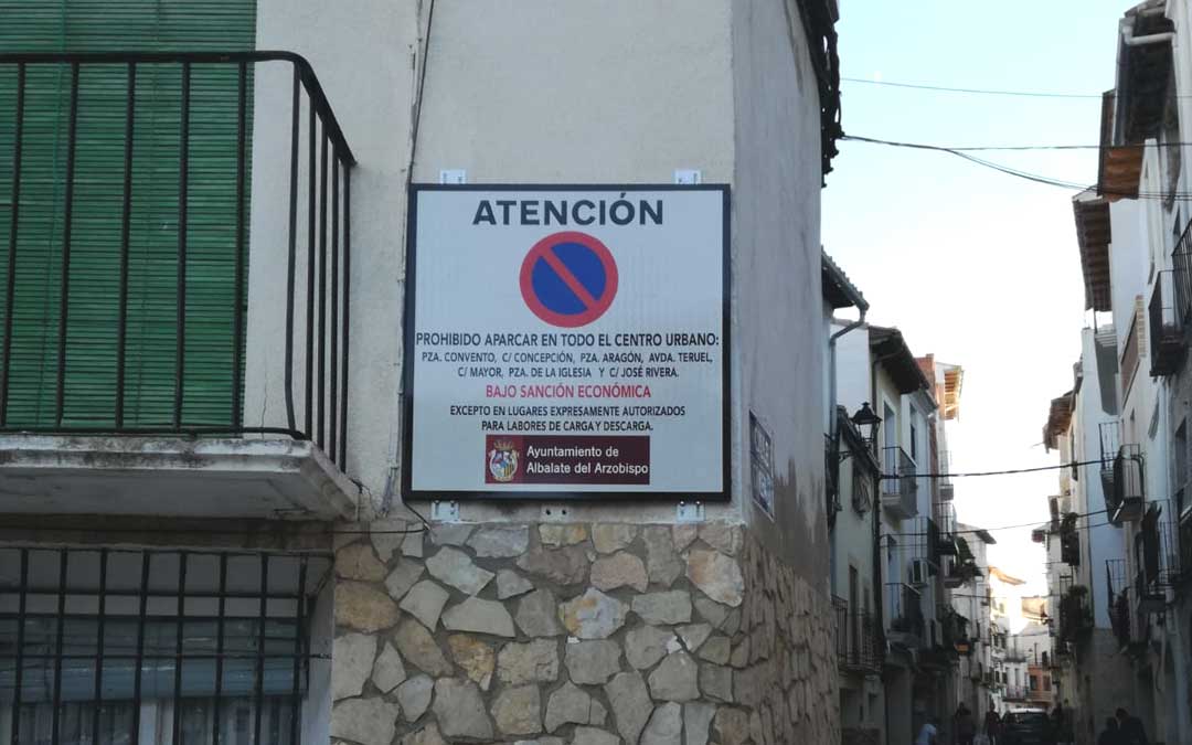 Una de las señales que se colocaron a final de la semana pasada en Albalate. / E. G.