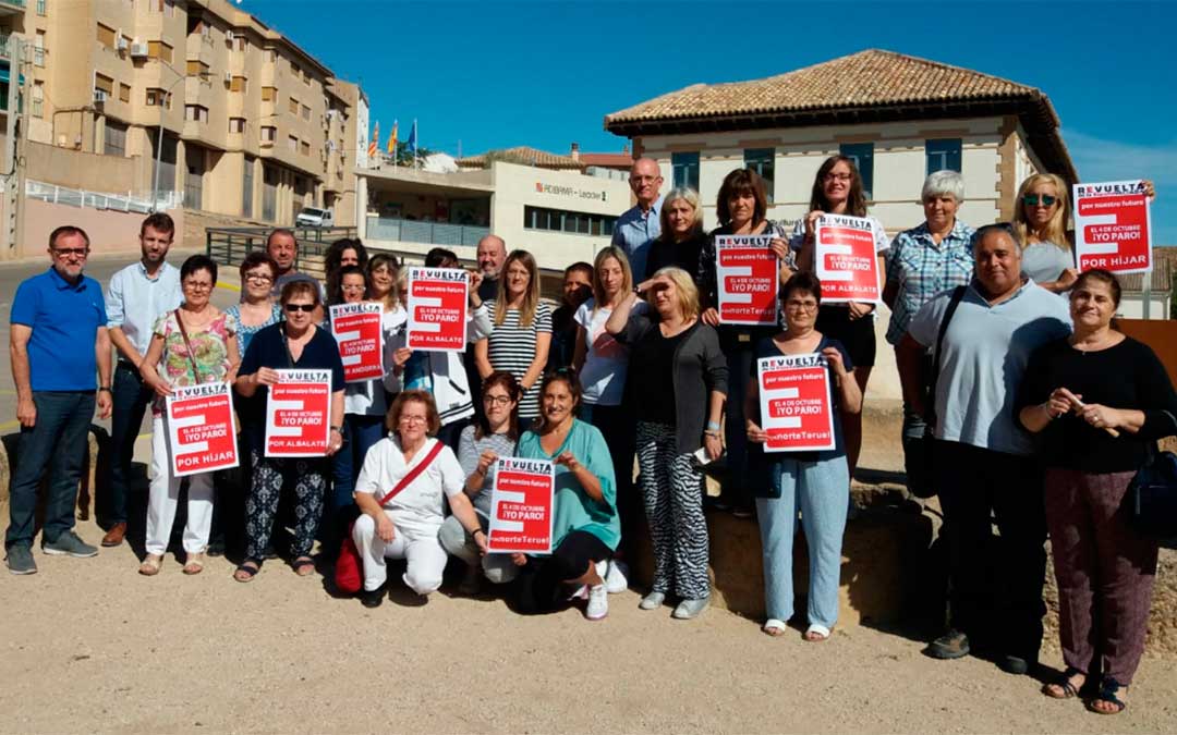 Los vecinos de Albalate reunidos por un pacto de estado por la repoblación.