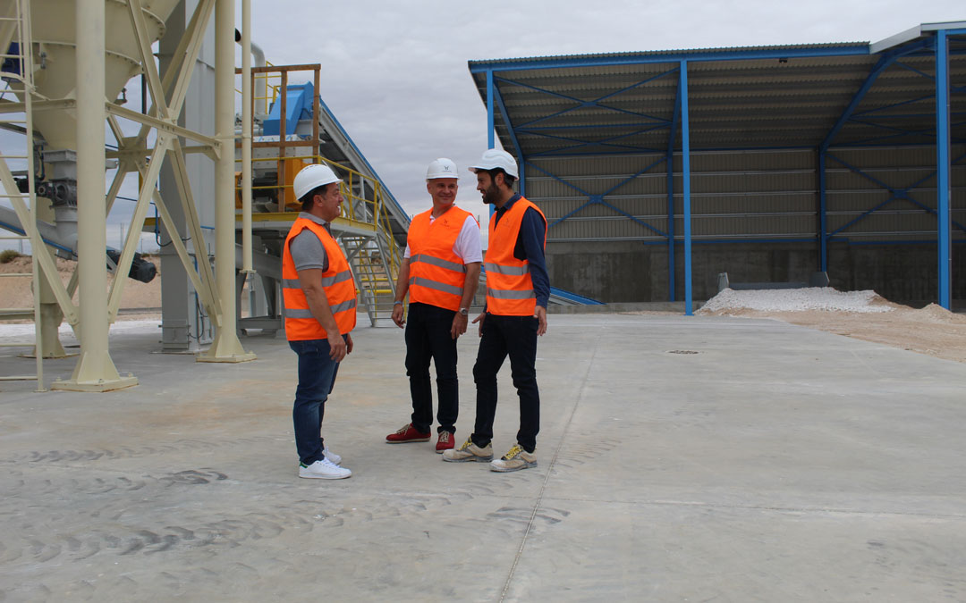 El Director General, Kütükçü; Fernando Montagud (marquetin) y Pablo Alcaraz (director de fábrica), en la planta albalatina. / B. Severino