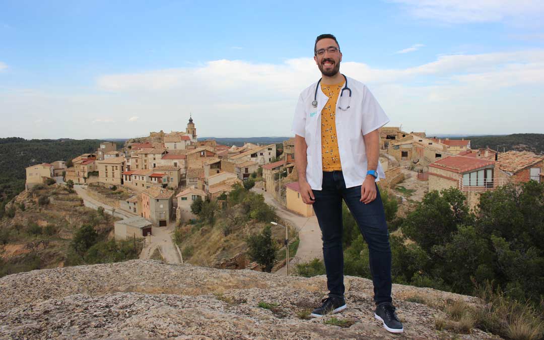 Daniel Ferrer reivindicando la medicina rural y que su pueblo, Fórnoles, tiene futuro, desde lo alto del Monte Santo / L. Castel