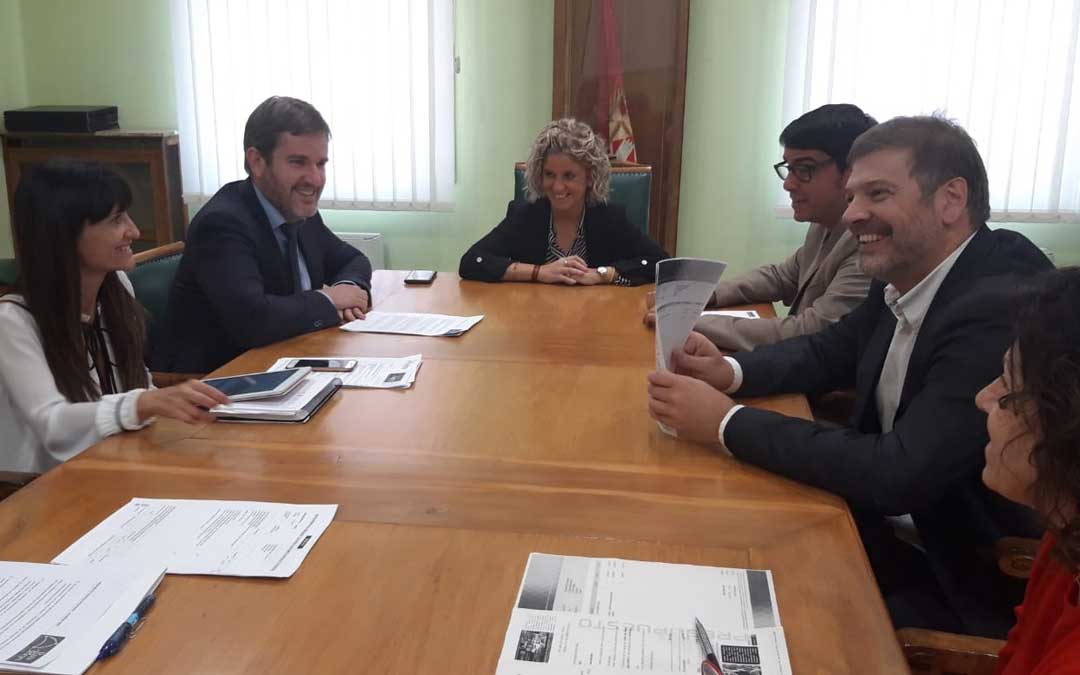 El alcalde de Alcañiz, Ignacio Urquizu (izq.) junto a su asesora de comunicación, Erica Casaña; en la reunión con los primeros ediles de Tortosa y Morella / Ayto. Tortosa