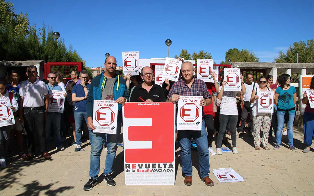 Teruel Existe Bajo Aragón y los alumnos del instituto de la localidad paran juntos por la España vaciada./ M. Celiméndiz