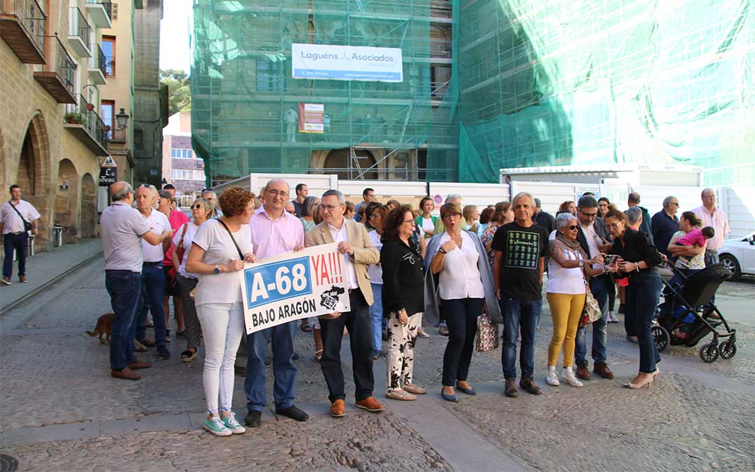 Los vecinos de Alcañiz paran por la despoblación en la plaza de España convocados por el Ayuntamiento./ M. Celiméndiz