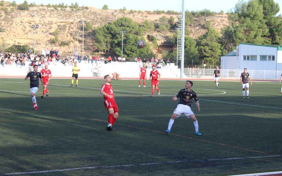 Un momento del partido en Santa María entre Alcañiz y Caspe con el balón en el aire. / B. Severino