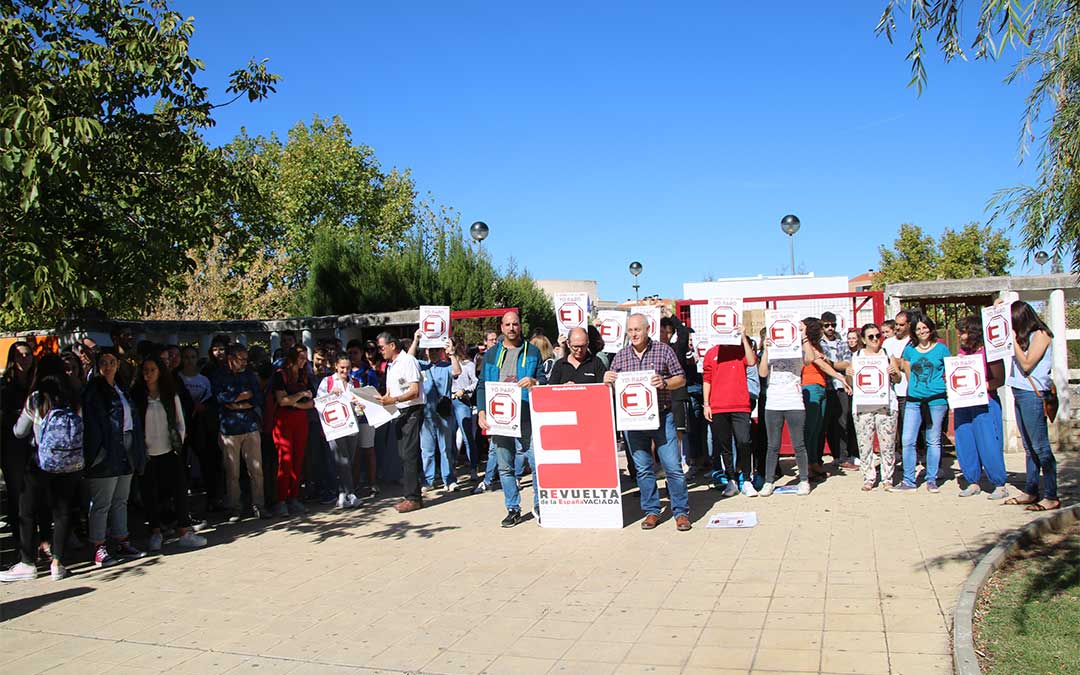 Teruel Existe Bajo Aragón y los alumnos del IES Bajo Aragón de Alcañiz han parado juntos por la España vaciada./ M. Celiméndiz