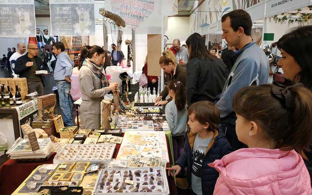 Uno de los puestos de la feria en la edición de 2018 con las calles del pabellón llenas de personal. / L.C.