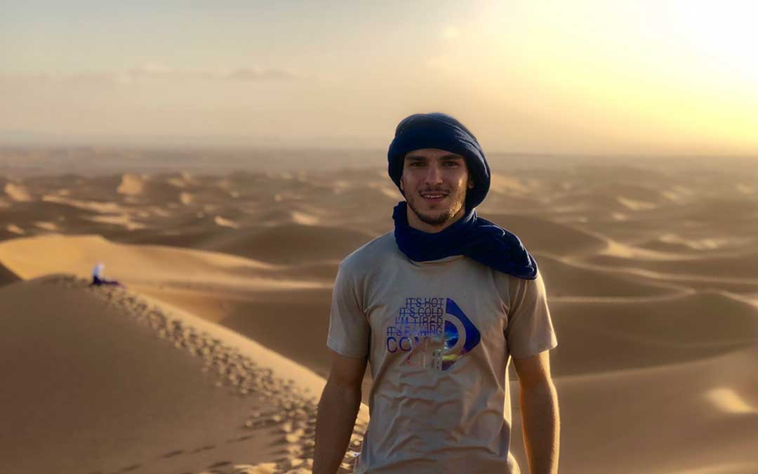 Ali Omar Laoufi en el desierto del Sáhara.