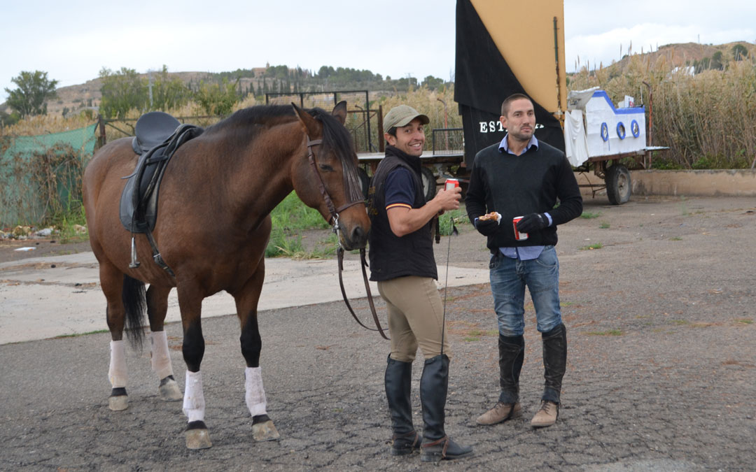 Algunos optaron por almorzar junto a los caballos