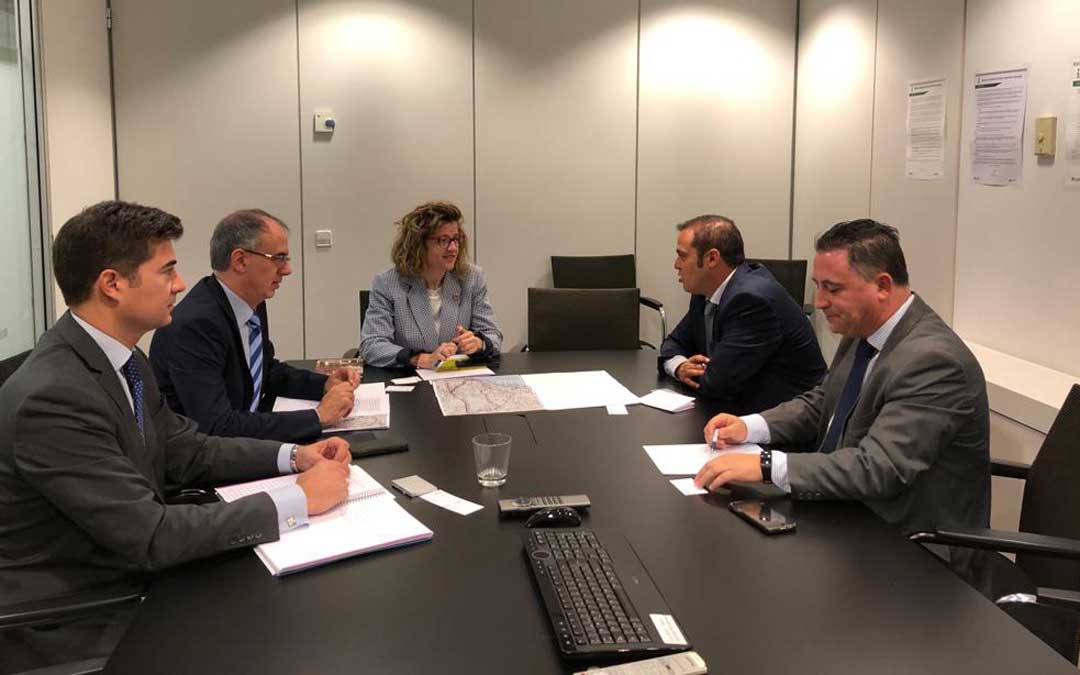 El alcalde de Andorra, Antonio Amador; y el teniente alcalde, Juan Ciércoles; se han reunido este martes en Madrid con la directora general de Planificación de ADIF, Marisa Domínguez / Ayto. Andorra