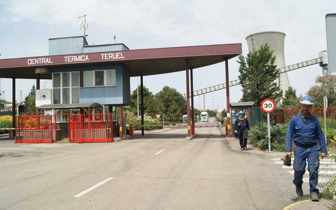 Imagen de archivo de uno de los cambios de turno en la Central Térmica de Andorra. / B. Severino
