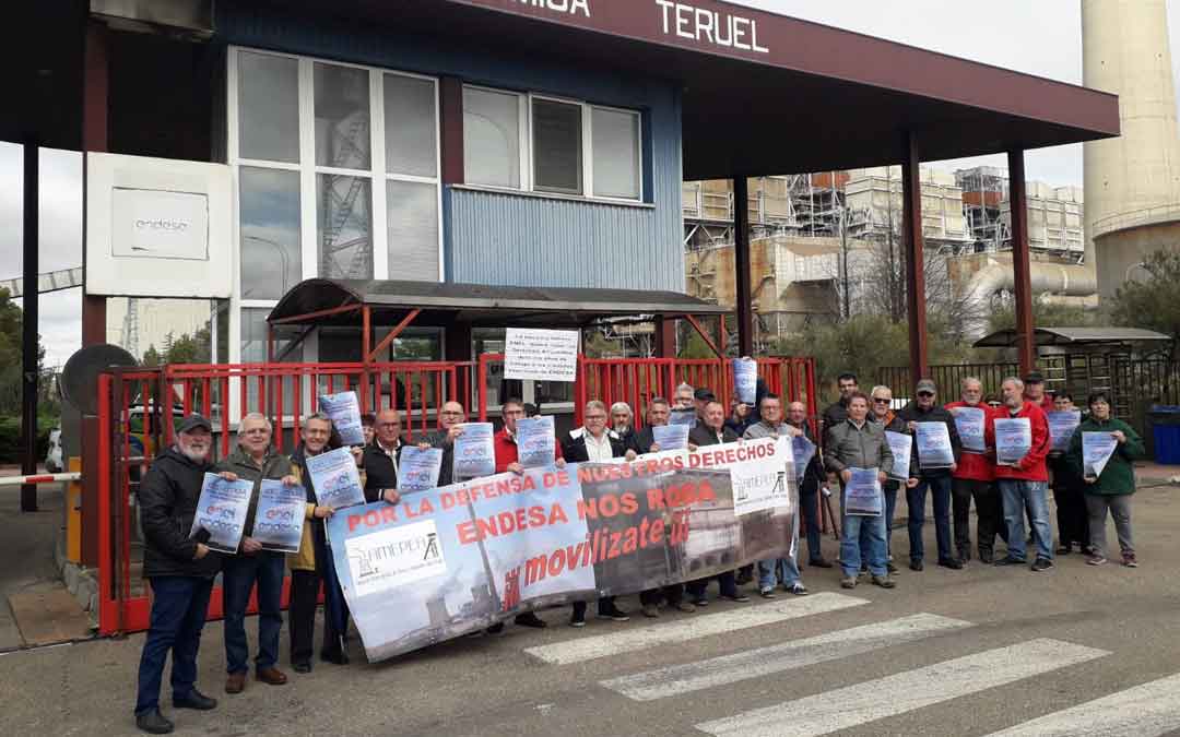 El colectivo de personal pasivo y prejubilados de Endesa (AMEPEA) se concentró ayer en las puertas de la Central Térmica para mandar fuerza al Comité / AMEPEA