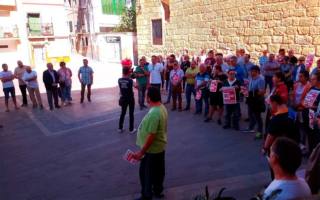 El Ayuntamiento de Andorra ha concentrado a los vecinos por la España vaciada.