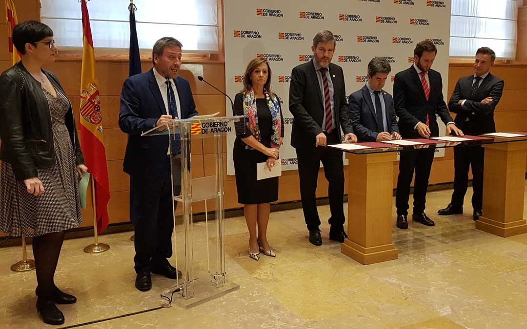 Firma del convenio con Zaragoza, Huesca, Alcañiz y Monzón