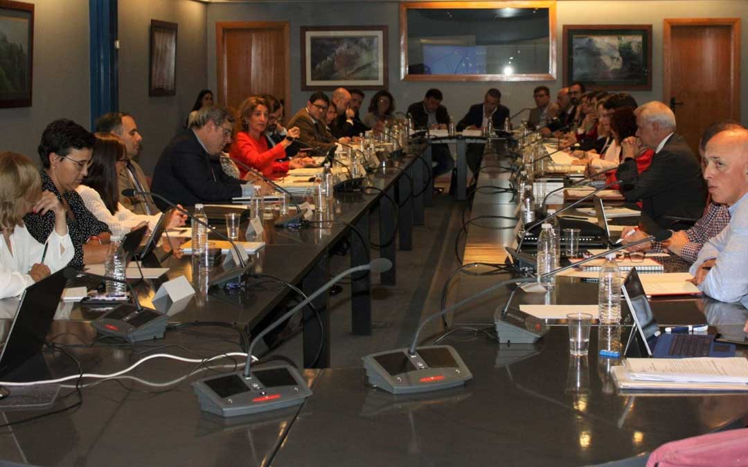 La ministra, Teresa Ribera (de rojo), presidió ayer la reunión sobre los Convenios de Transición Justa en Asturias. / @mitecogob