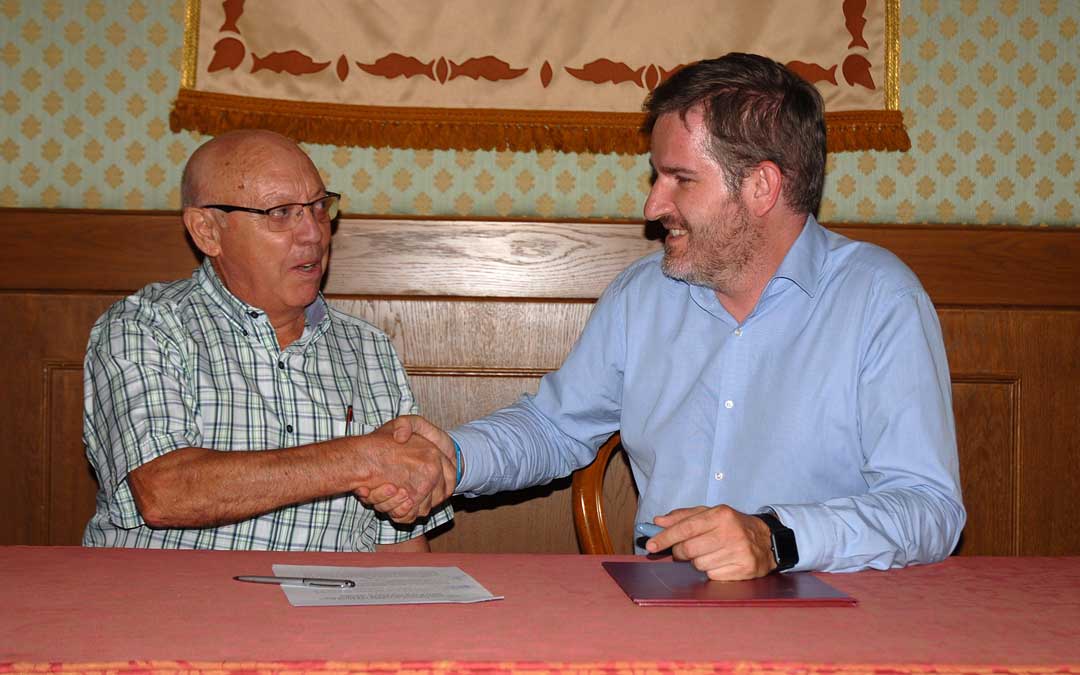 El vicepresidente de ATADI, Manuel Soriano; y el alcalde de Alcañiz, Ignacio Urquizu, han renovado esta semana el convenio anual / Ayto. Alcañiz