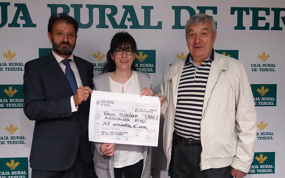 La responsable del centro ATADI – Puerta del Mediterráneo, Mª Jesús Pertegaz, recoge la donación./ Caja Rural de Teruel
