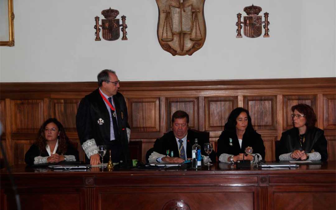 El fiscal jefe, Jesús Gargallo, durante su discurso. A su izquierda, Fermín Hernández, presidente de la Audiencia de Teruel./ Valentín Carnicer Delgado
