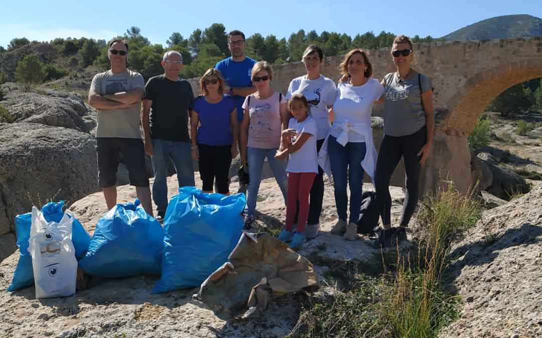 Los participantes en la recogida de basura en el río Bergantes llevada a cabo el pasado sábado.