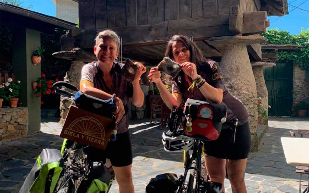Ana y Edurne en su viaje a Posada de Rengos (Asturias)./ bielaytierra