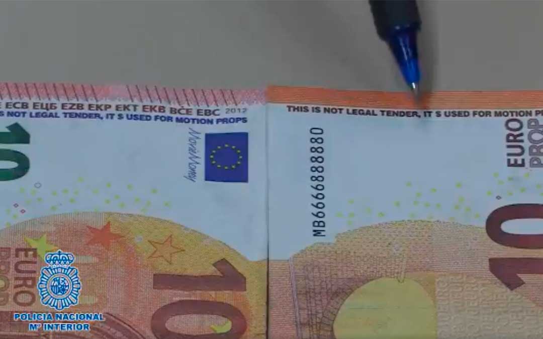 Comparación de un billete verdadero con uno falso./ Captura del vídeo subido por la Policía Nacional a su Twitter