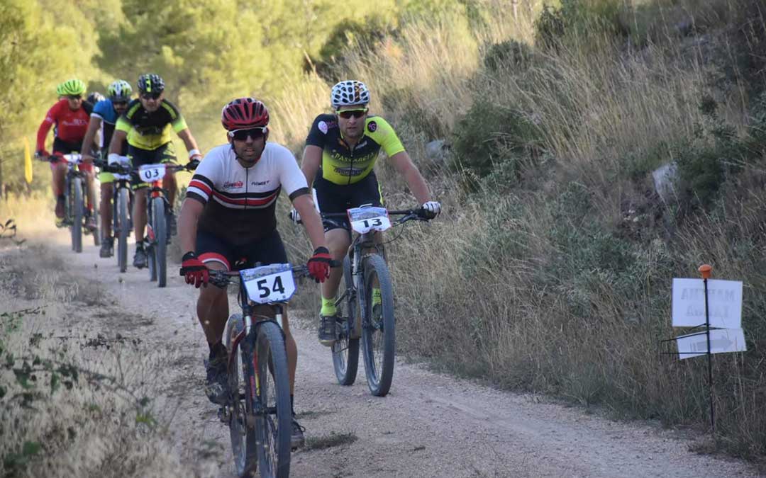 Varios deportistas este domingo durante la BTT Villa de Calanda./ Club Ciclista de Calanda