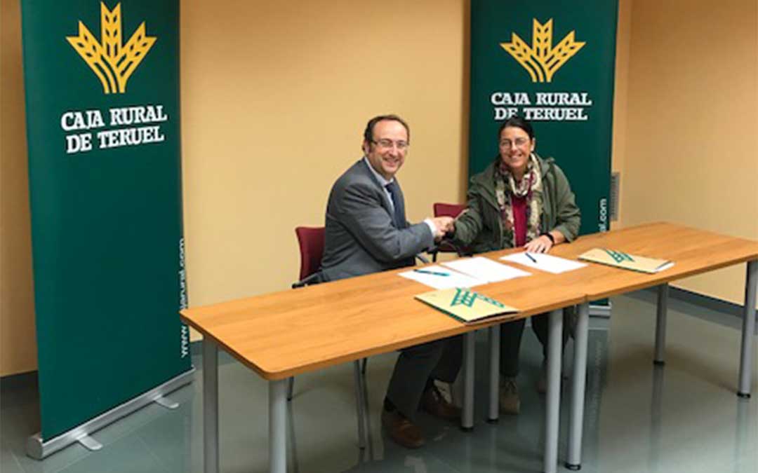 El director de Zona Bajo Aragón de Caja Rural de Teruel, Emilio Mallén Ibáñez, y por la presidenta de la Asociación de Turismo del Bajo Aragón, Montse Thomson Gracia.