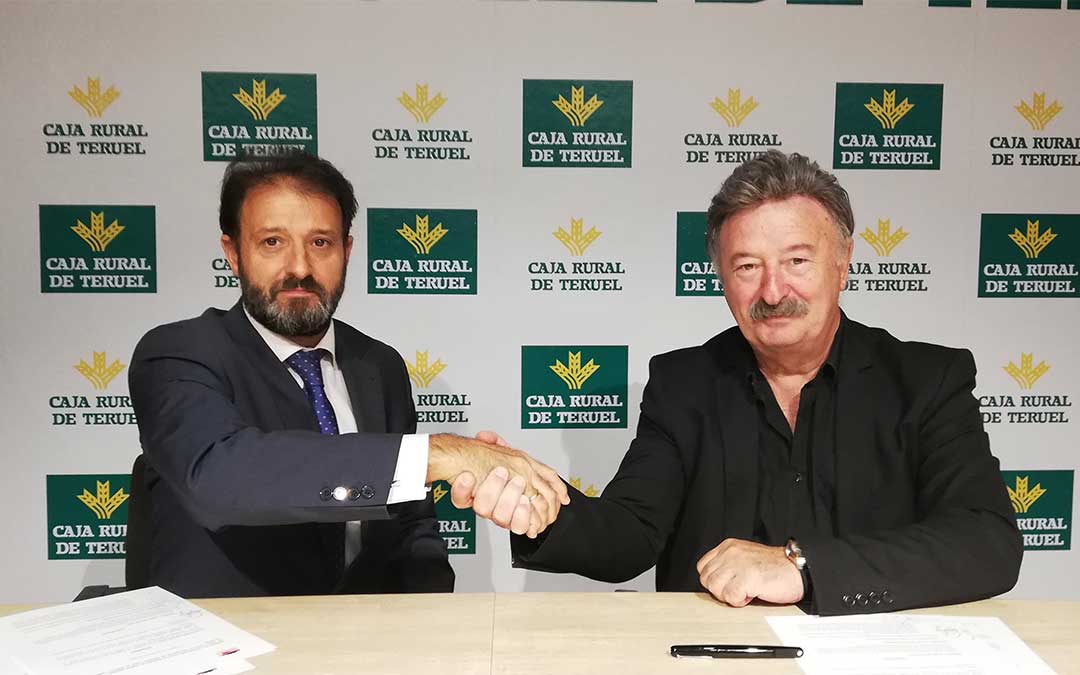 El director de Zona Alto Teruel de Caja Rural, Juan Mangas Juderías; y el presidente de la Comarca de Cuencas Mineras, José Mª Merino Abad.