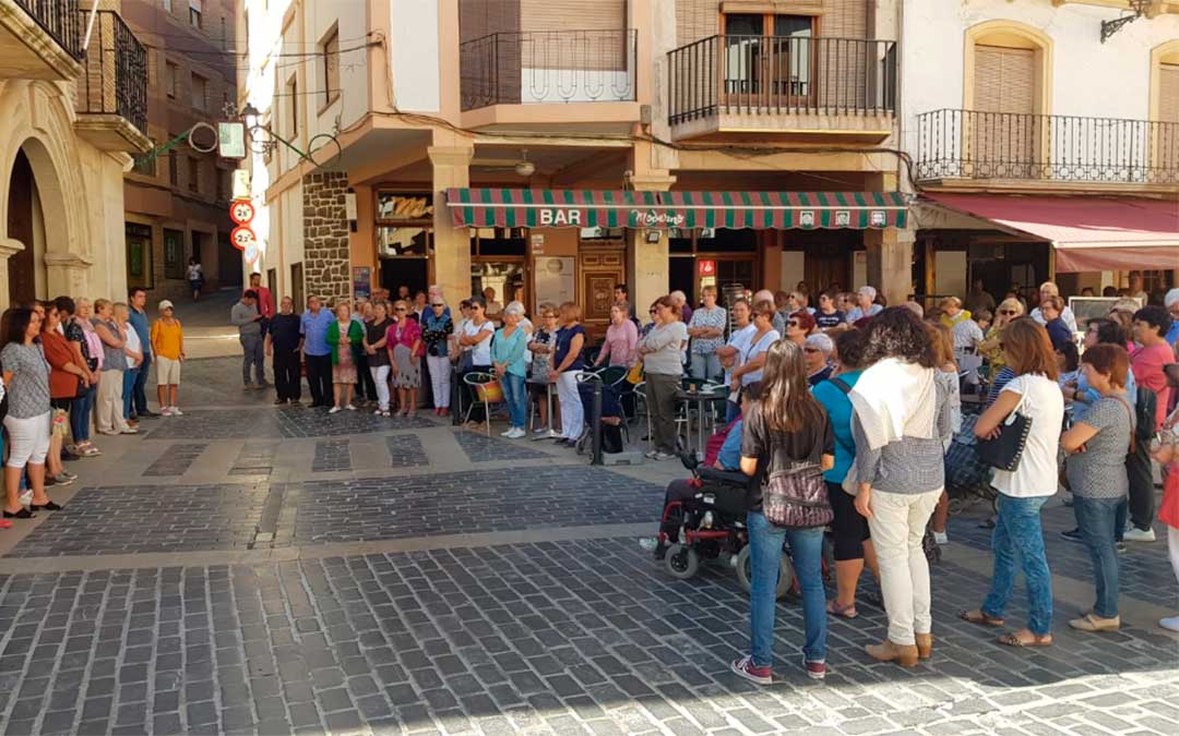 Los vecinos de Calanda reunidos por la España vaciada.