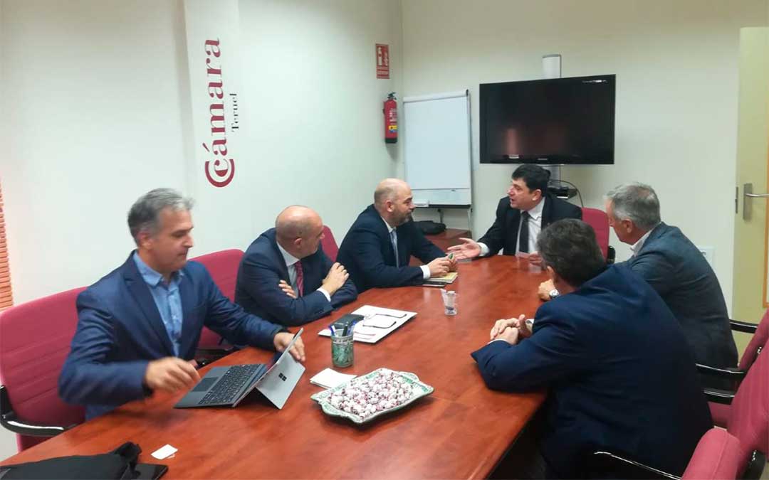 Los presidentes de las Cámaras de Tortosa y Teruel, así como representantes de ambas instituciones, el lunes en Alcañiz./ L. Castel