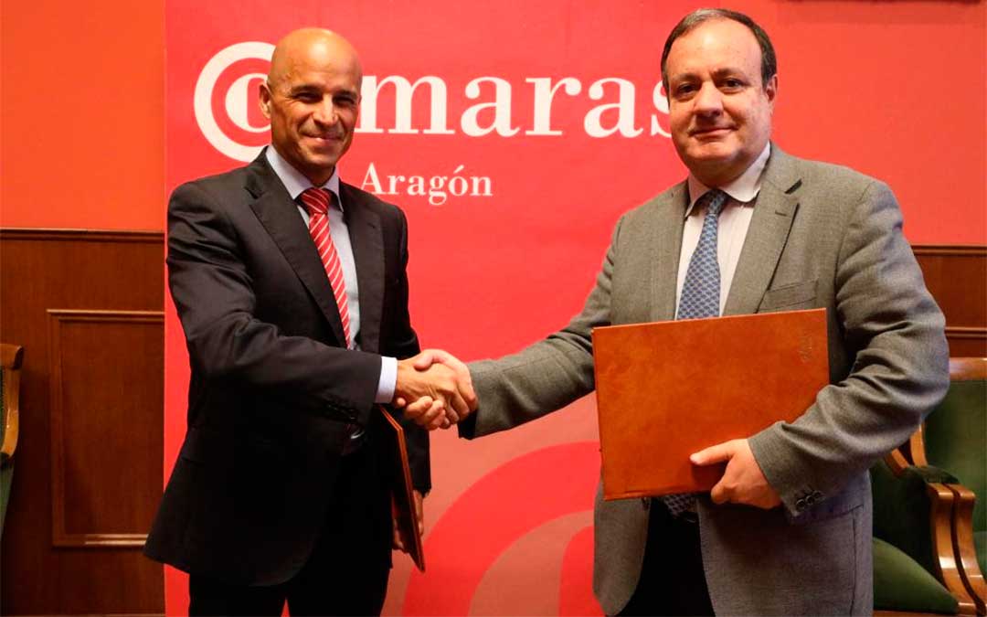 Santiago Abad y José Miguel Sánchez, tras la firma del convenio. / Consejo Aragonés de Cámaras