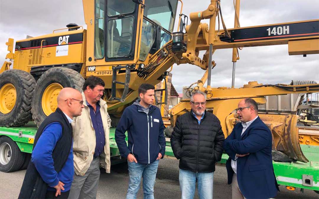 Alberto Izquierdo (derecha) y José Sancho (segundo por la izquierda), con responsables de Tragsa en una visita para conocer la maquinaria./ DPT