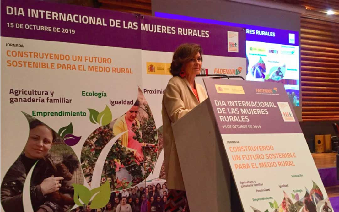 La vicepresidenta del Gobierno en funciones, Carmen Calvo, ha inaugurado la jornada de FADEMUR con motivo del Día Internacional de la Mujer Rural./ Twitter FADEMUR