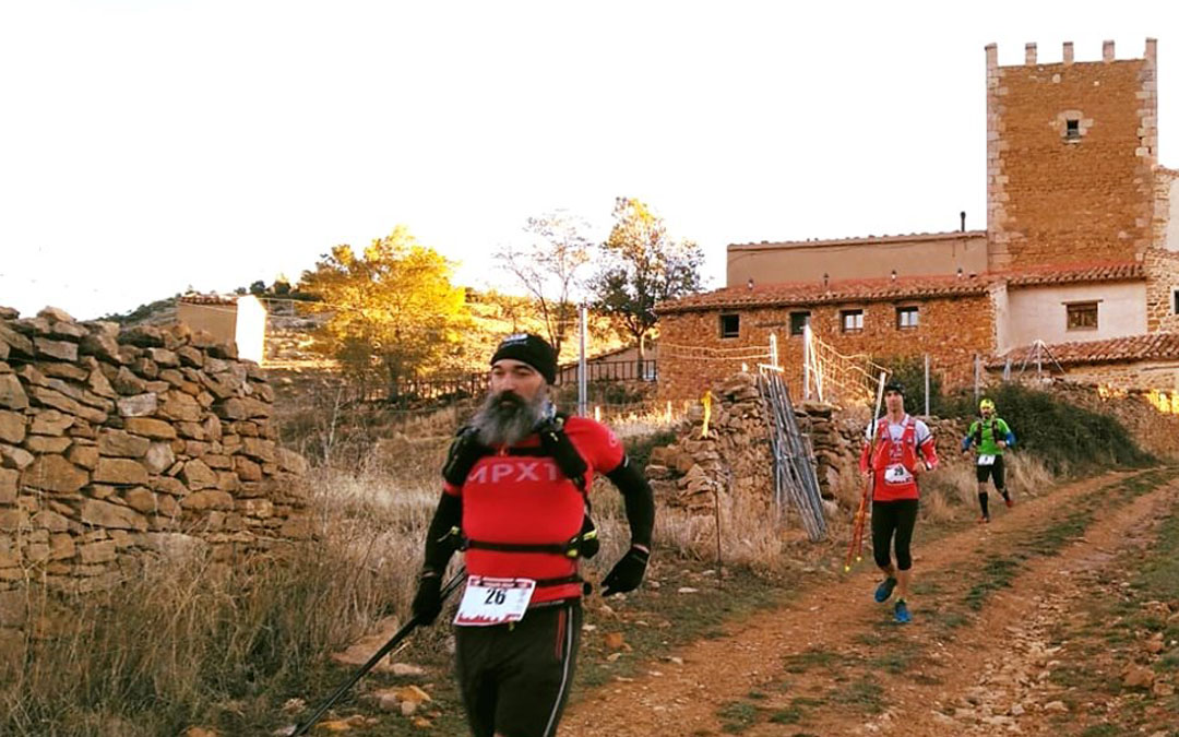 Participantes de la Maestrail de este año a su paso por la masía de Torre Montesanto cercana a la localidad de Villarluengo
