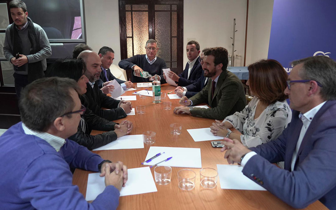El líder del PP, Pablo Casado, se ha reunido después de su mítin con agentes sociales y económicos / PP