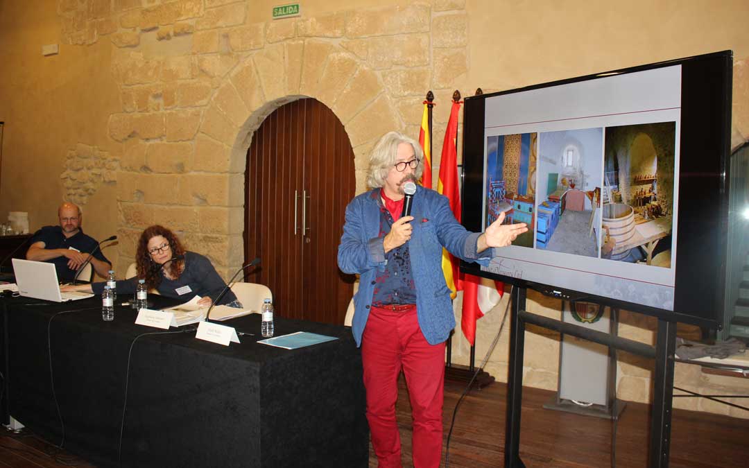 Mark Wallis, de la Torre de Londres, en primer plano, y sentado Mark Griffin, de la recreación de la Batalla de Hastings / L. Castel