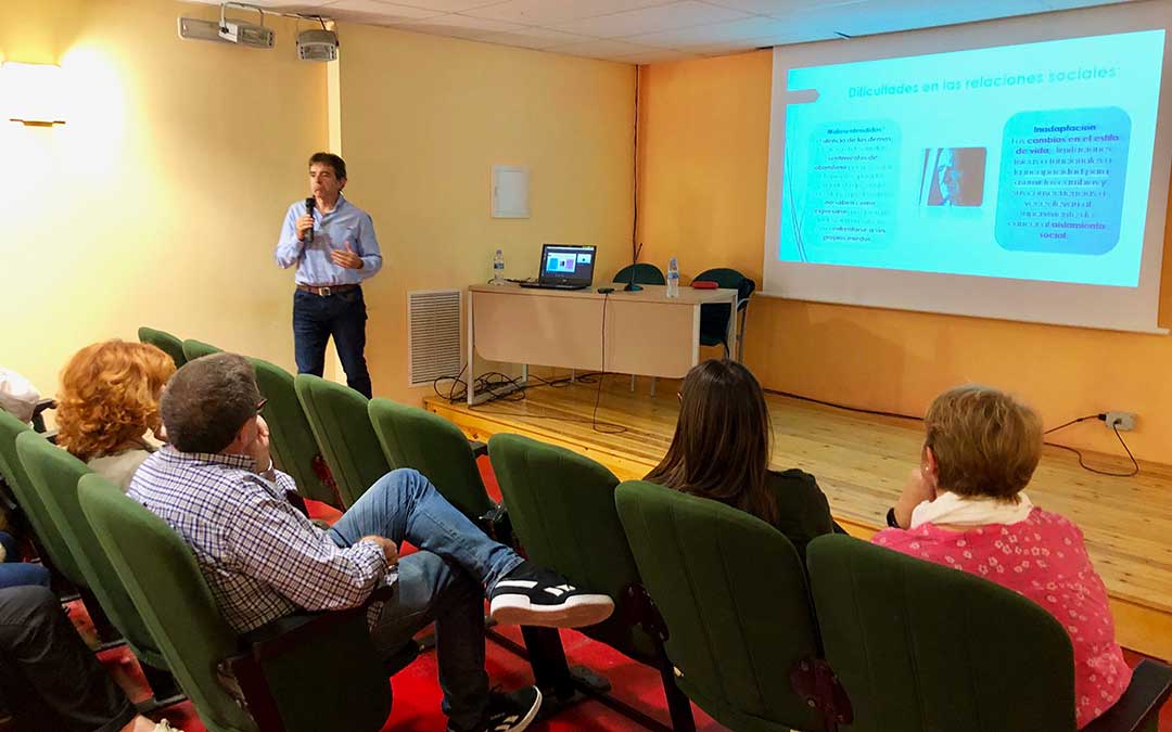 El psicólogo voluntario Juan Manuel Moreno durante la charla de este jueves.