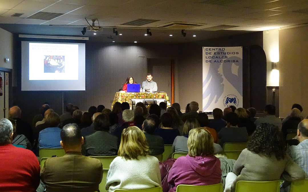 Una de las charlas que se impartieron en la anterior edición de estos encuentros, en la que aparecen el presidente de la asociación, Óscar Librado, y Paula Revenga, profesora de Historia del Arte.